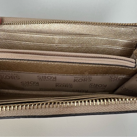 Michael Kors Wallet - Picture 10 of 17